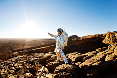 Aouda.X, der Prototyp eines Marsanzuges, während eines
Tests des Österreichischen Weltraumforums (ÖWF) in Marokko 2013