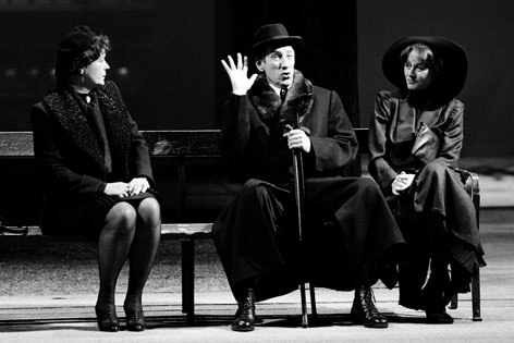 Wolfgang Gasser als „Dr. Schuster“ mit Elisabeth Rath (r.) und Kirsten Dene (l.) in Thomas Bernhards „Heldenplatz“, während einer Fotoprobe am 3. November 1988 im Wiener Burgtheater.