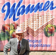 Carl Manner beim Spatenstich für den Umbau der Firma Manner in Hernals