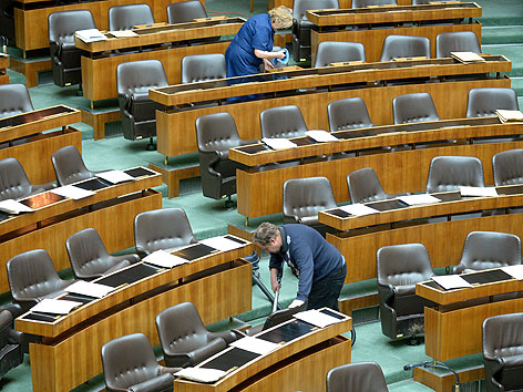 Reinigungskräfte im Plenarsaal des Parlaments
