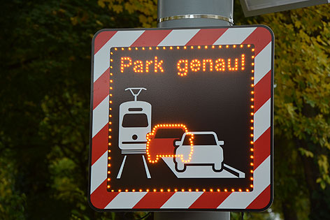 elektronische Falschparker-Warntafel: "Park genau!"