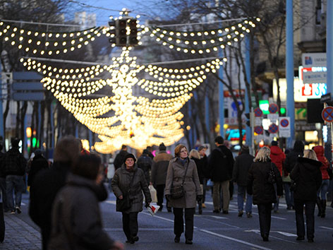 Einkaufen Weihnachten Fußgänger Mariahilfer Straße