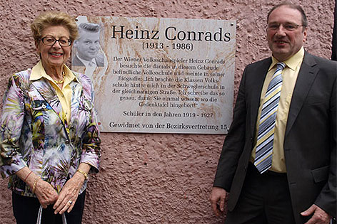 Erika Conrads mit Bezirksvorsteher Gerhard Zatlokal vor Gedenktafel