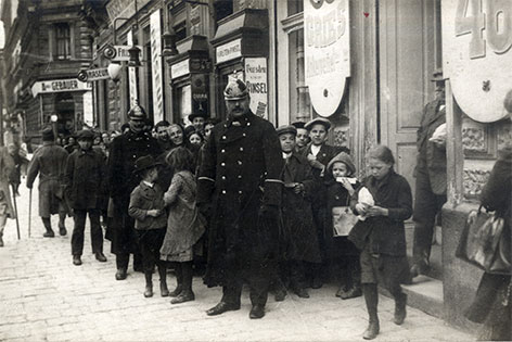 Brotverkauf in der Thaliastraße, 1914