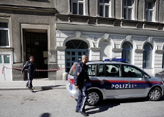 15-Jährige sticht auf Freundin mit Messer ein. Im Bild: Zwei Polizisten verlassen den Tatort.