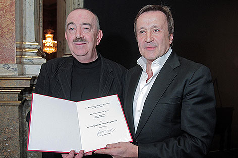 Klaus Bachler und Georg Springer 2009 bei der Verleihung der Ehrenmitgliedschaft des Wiener Burgtheaters