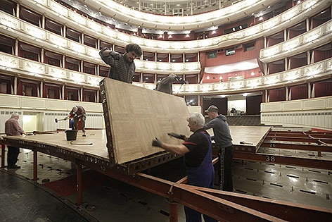 Arbeiter bei Aufbau des Tanzparketts für Opernball in der Staatsoper