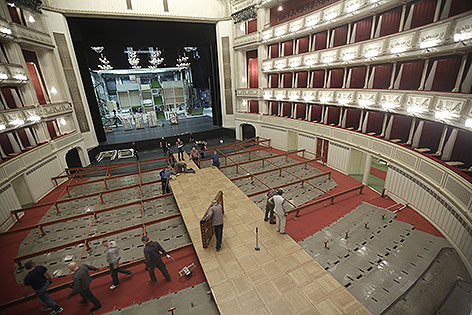 Aufbau des Tanzparketts für den Opernball in der Staatsoper