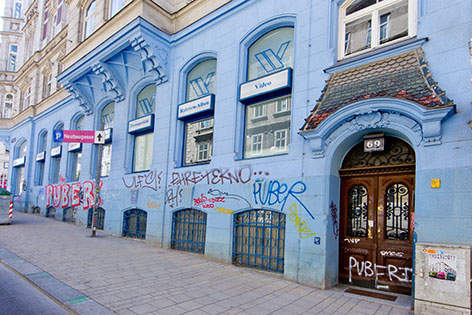 Hausmauer mit Graffitis übersäht