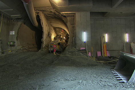 Bauarbeiter in U-Bahn-Tunnel