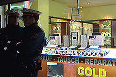 Polizisten nach Überfall auf Juwelier in der Hernalser Hauptstraße