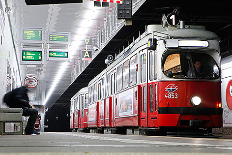 Straßenbahn-Garnitur der Linie 1 in der Station Matzleinsdorfer Platz
