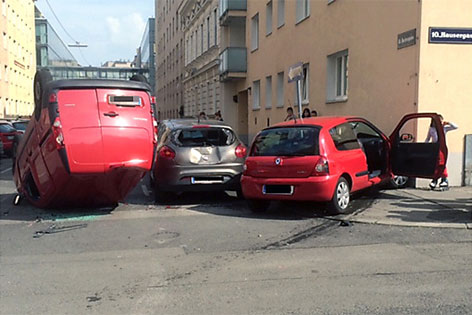 Bei einem Verkehrsunfall in der Hausergasse in Wien-Favoriten überschlug sich am Donnerstag, 24. April 2014, aus bisher unbekannten Gründen ein Auto, ein zweites krachte daraufhin in eine Hausmauer.