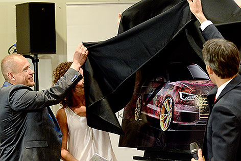 Gery Keszler bei der Enthüllung eines Bildes des " Life Ball-Audi S1"