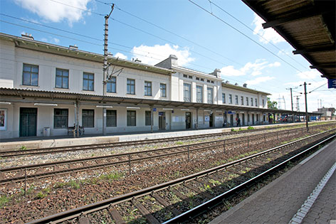 Bahngleis und Bahnhofgebäude