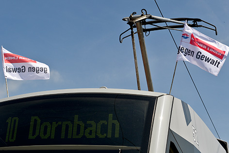 Ein Straßenbahnzug mit Fahnen "Wiener Linien gegen Gewalt" aufgenommen am Freitag, 13. Juni, 2014