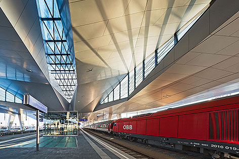 Zug im neuen Wiener Hauptbahnhof