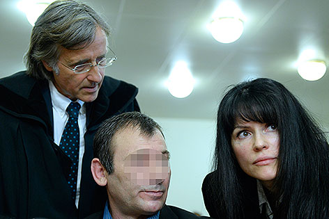 Die Anwälte Elmar Kresbach (L.), Liane Hirschbrich und der Anklagte vor Beginn eines Prozesses nach einen Mord im Skaterpark in Meidling