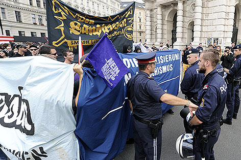 Demonstranten und Polizisten bei Kundgebung gegen Urteil gegen Josef S. wegen Akademikerball-Ausschreitungen