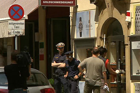 Polizisten nach Überfall auf Juwelier in der Singerstraße in der Wiener Innenstadt