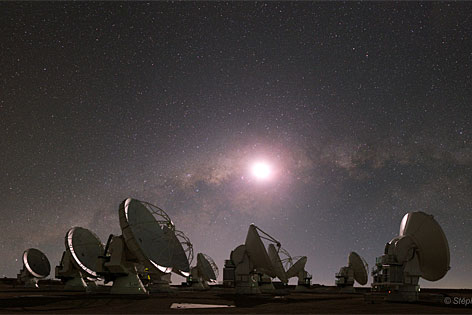 Das Submillimeterteleskop ALMA bei Nacht.