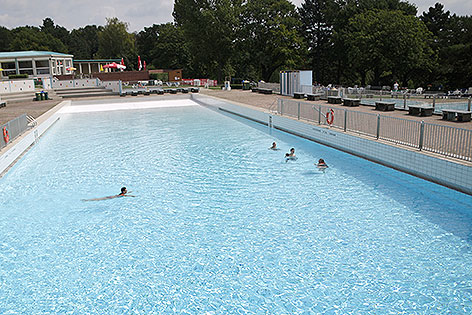 Wenig Besucher in Schwimmbecken im Laaerbergbad