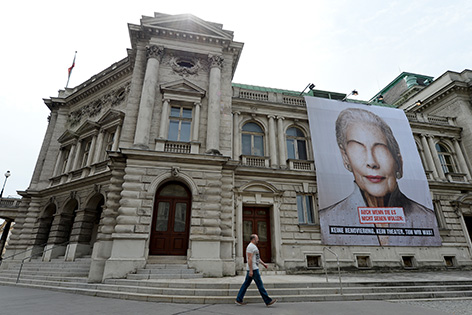 Ein Spendenplakat aufgenommen am Samstag, 23. August 2014, am Volkstheater in Wien.