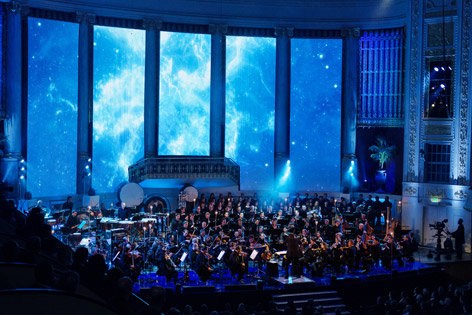 ORF Radiosymphonieorchester im Konzerthaus vor großer Filmleinwand