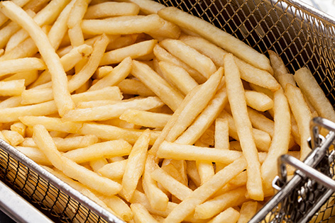 Pommes in Fritteuse