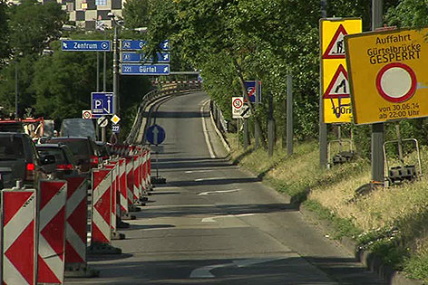 Leere Fahrspur wegen Sperre der Auffahrt zur Gürtelbrücke