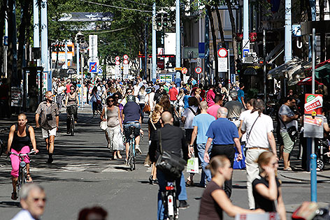 Passanten in der Fußgängerzone Mariahilfer Straße
