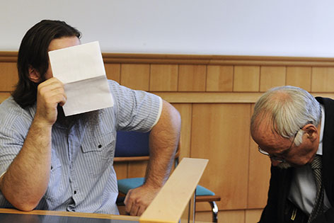 Verdächtiger Islamist vor Gericht, mit Zettel vor dem Gesicht