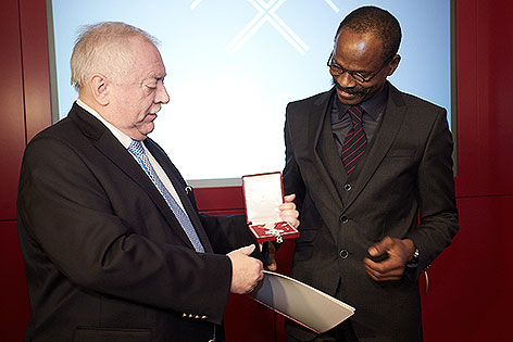 Bürgermeister Michael Häupl vergibt Silbernes Verdienstzeichen an Keita Djibril