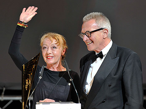 Erwin Piplits und Ulrike Kaufmann mit dem Nestroy für ihr Lebenswerk 2010 im Burgtheater