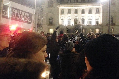 Menschen bei Solidaritätskundgebung in Wien