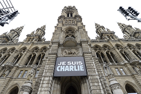 Ein Plakat mit der Aufschrift "Je suis Charlie" hängt am Freitag, 9. Jänner 2015, am Rathaus in Wien