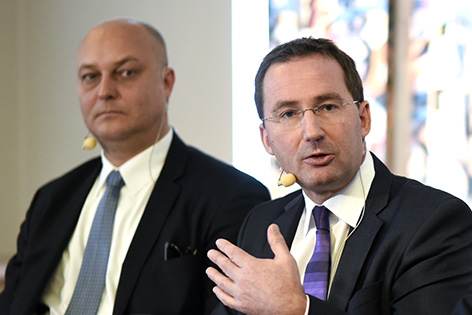 Gerhard Jarosch (l./Staatsanwaltschaft Wien) und Landespolizeipräsident Gerhard Pürstl am Montag, 12. Jänner 2014, während Podiumsdiskussion