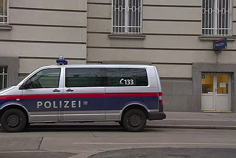 Polizeiauto vor Wachzimmer Schmerlingplatz