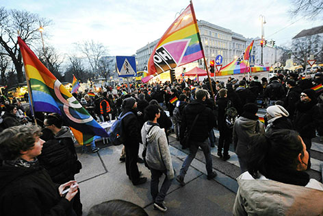Kundgebung vor dem Cafe Prückel wegen Lokalverbot für küssendes lesbisches Paar