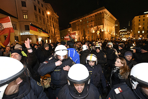 Pegida-Kundgebung (für "Patriotische Europäer gegen die Islamisierung des Abendlandes") am Montag, 2. Februar 2015, in Wien.