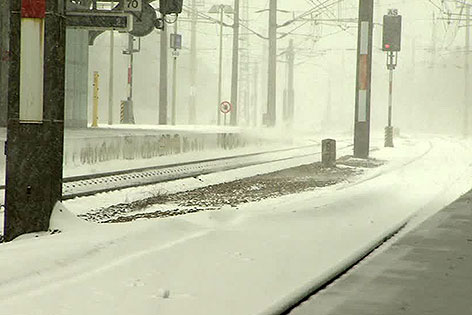 Schnee auf Schienen in Bahnhof
