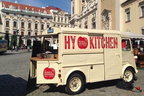Der Food Truck "Hy-Kitchen" auf einem Marktplatz in Wien