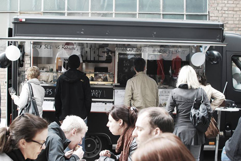 Menschen essen vor einem Food Truck