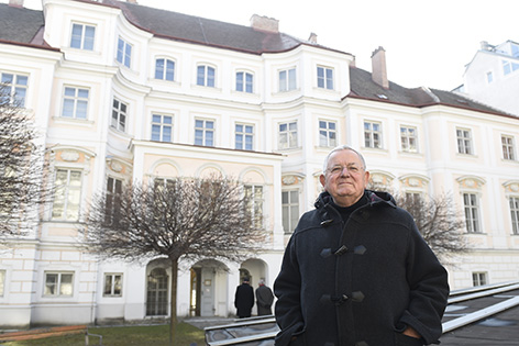 IHS-Interimschef Sigurd Höllinger vor dem Palais Strozzi in der Wiener Josefstadt
