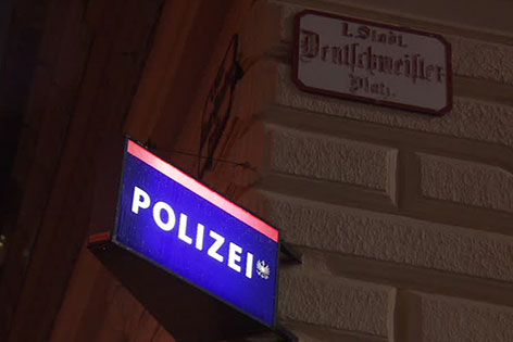 Deutschmeisterplatz und Polizeischild