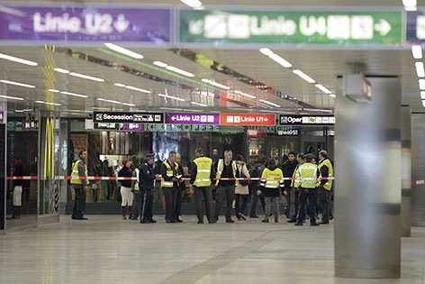 Polizisten bei der Sperre der U-Bahn-Station Karlsplatz