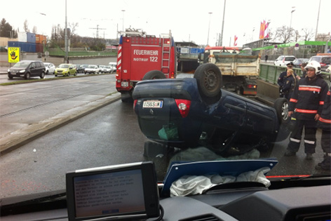 Unfall: Auto auf Erzherzog-Karl-Straße überschlagen