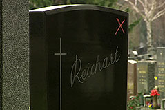 Grabstein mit rotem Kreuz markiert