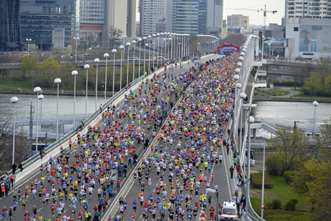 Das Teilnehmerfeld des 32. Vienna City Marathons am Sonntag, 12. April 2015, auf der Wiener Reichsbrücke