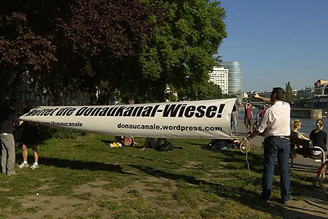 Protestschild gegen Verbauung von Wiese am Donaukanal